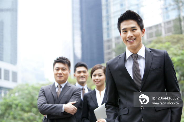 开心的商务男士和他的团队在香港