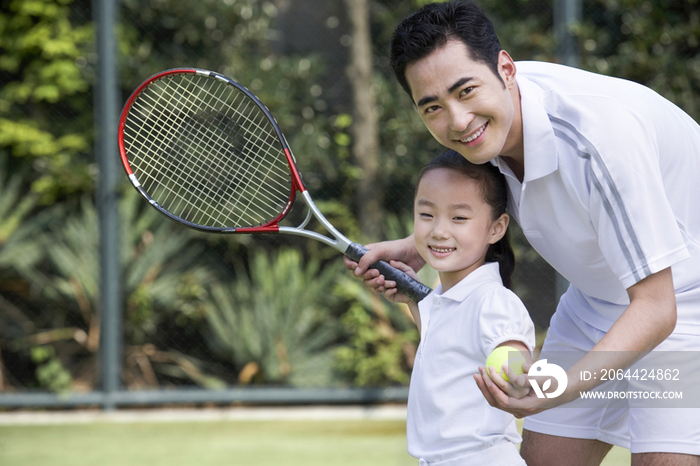 父亲教女儿打网球