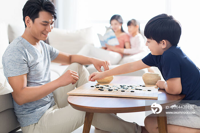 年轻父子在家下围棋