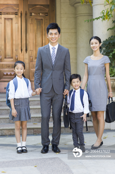 年轻夫妻送孩子去上学