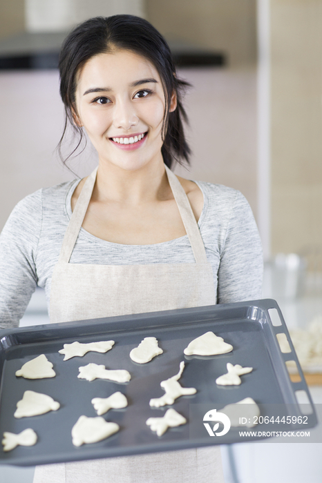 年轻女子在厨房制作饼干