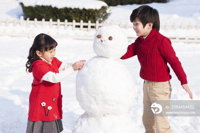 快乐的孩子们堆雪人