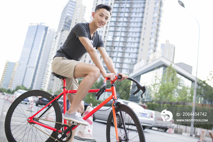 快乐的年轻男子骑自行车
