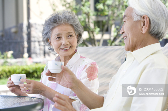 东方老年夫妇喝茶聊天