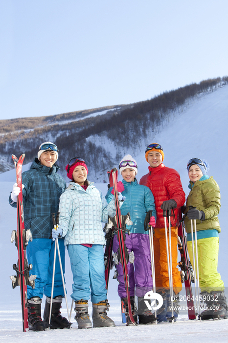 时尚青年男女在滑雪场