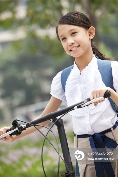小学生和自行车