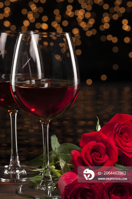 浪漫的红酒蜡烛和玫瑰