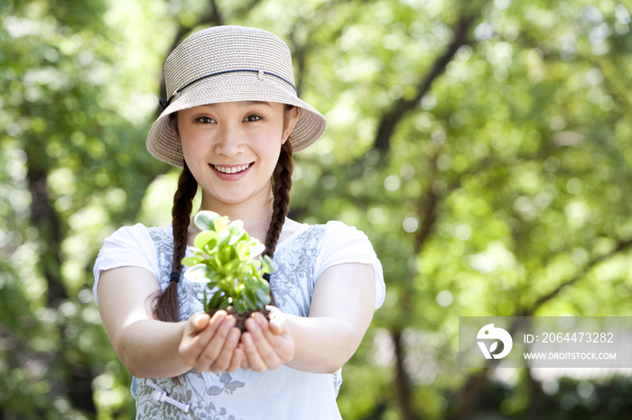 青年女子手捧植物