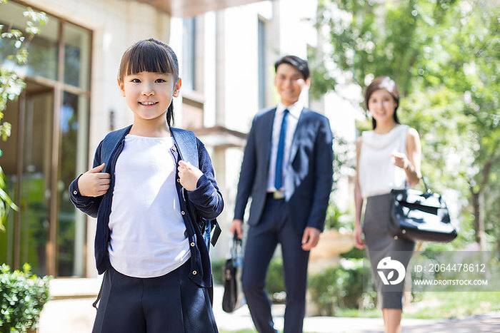 年轻父母送孩子去上学