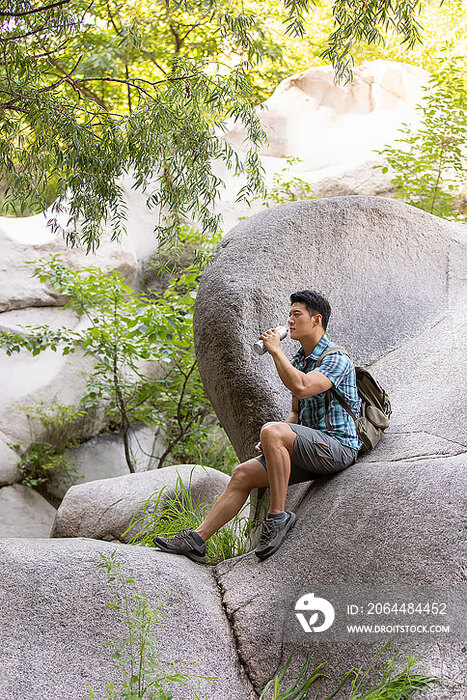 年轻男子户外徒步旅行