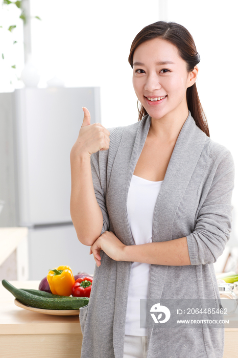 年轻女人在厨房做饭