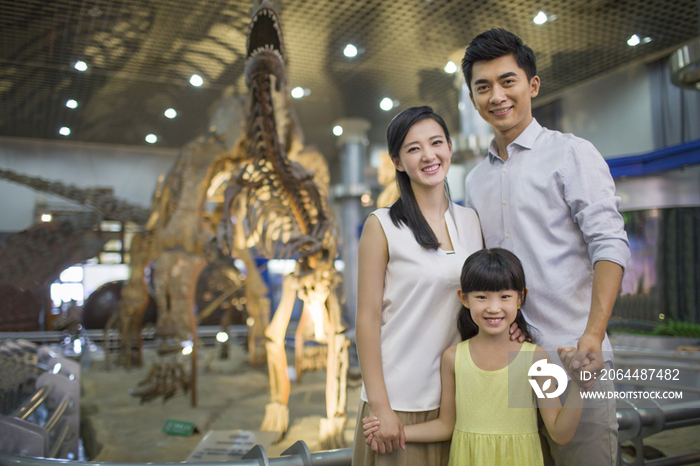 年轻家庭参观自然博物馆