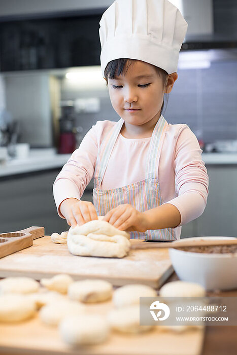 快乐的小女孩在家制作糕点