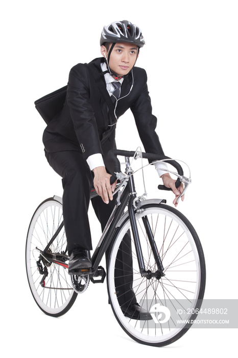 年轻男子骑自行车