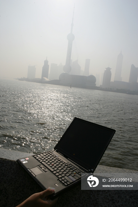 以黄浦江和浦东为背景的笔记本电脑