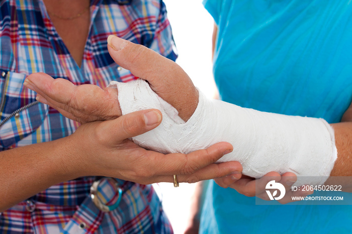 Woman with a broken arm and her caregiver