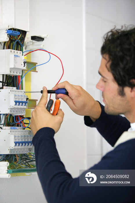 Portrait dun électricien travaillant sur un compteur électrique