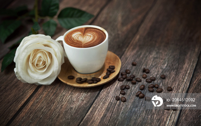 热咖啡和美丽的白玫瑰