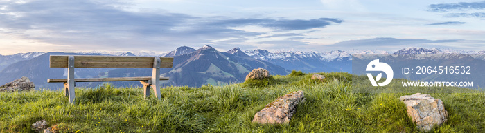 Berglandschaft mit Sitzbank und Wiese