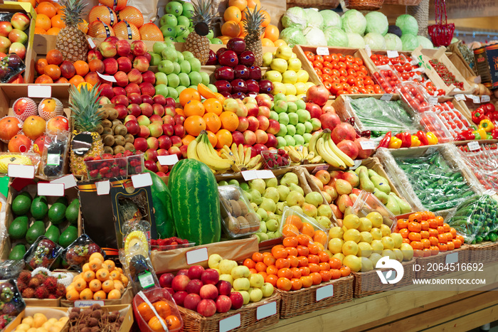 农贸市场上摆满水果的货架