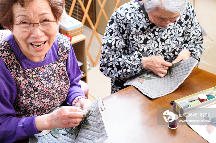 一边缝纫一边聊天的高龄女性，日本人