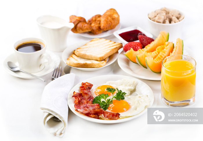 早餐有煎蛋、咖啡、果汁、羊角包和水果