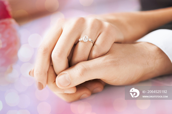 一对夫妇的手与订婚戒指的特写