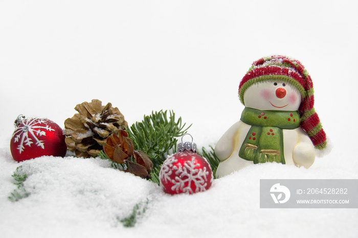 Schneemann mit Schnee und Christbaumkugeln