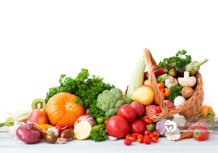 用蔬菜和水果组成的柳条篮。