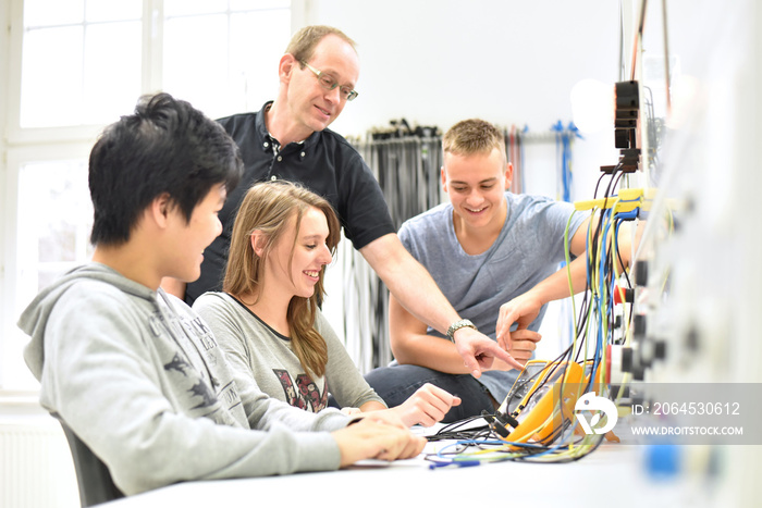 technische Berufsausbildung - Ausbilder mit jugendlichen Azubis im Unterricht an der Berufsschule //