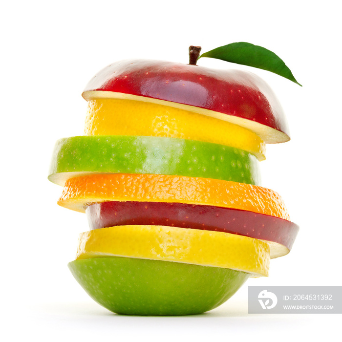 五颜六色的水果切成片。一堆水果被隔离