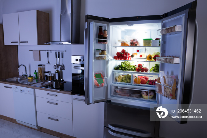 现代厨房的开放式冰箱