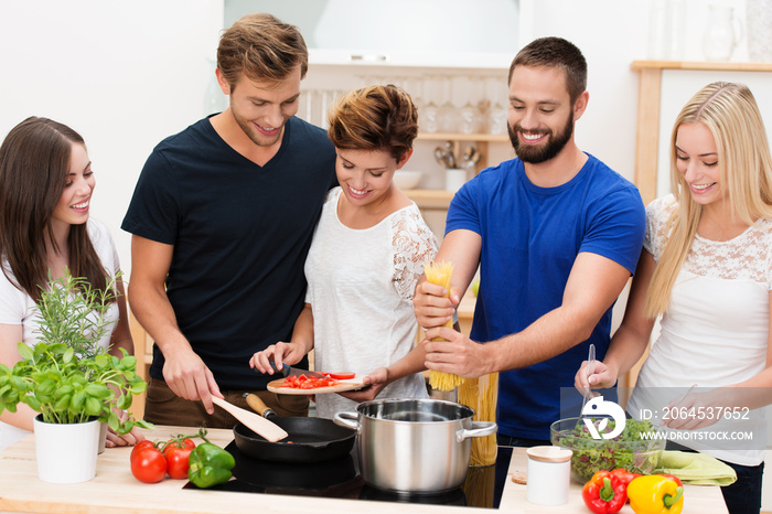 junge leute kochen zusammen