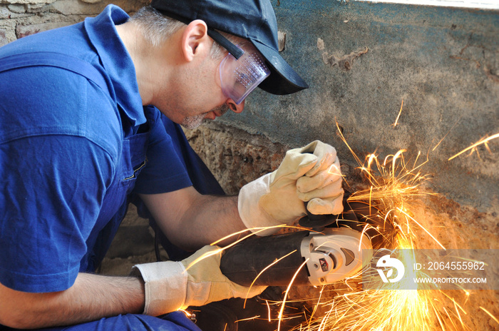 Handwerker mit Trennschleifer