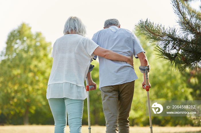 Senior mit Krückstock beim Gehen in Reha