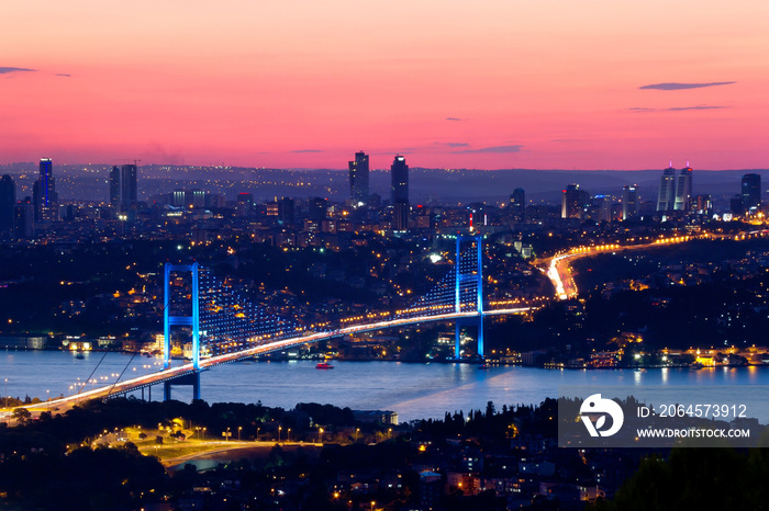 日落时分的伊斯坦布尔博斯普鲁斯大桥