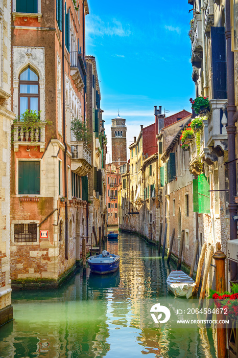 威尼斯城市景观，水渠，教堂和建筑。意大利