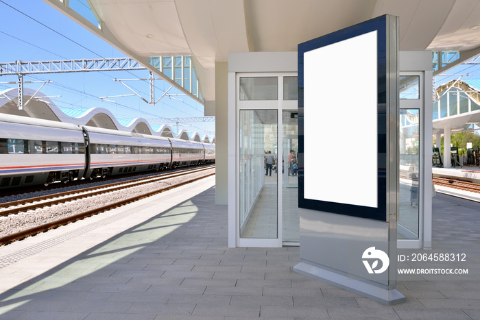 垂直灯箱海报模型在火车站，高分辨率。