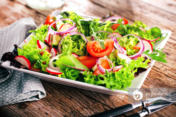 Frischer Salat mit verschidenen Zutaten