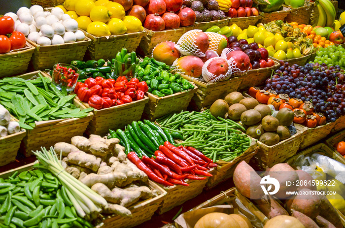 水果市场有各种颜色的新鲜水果和蔬菜