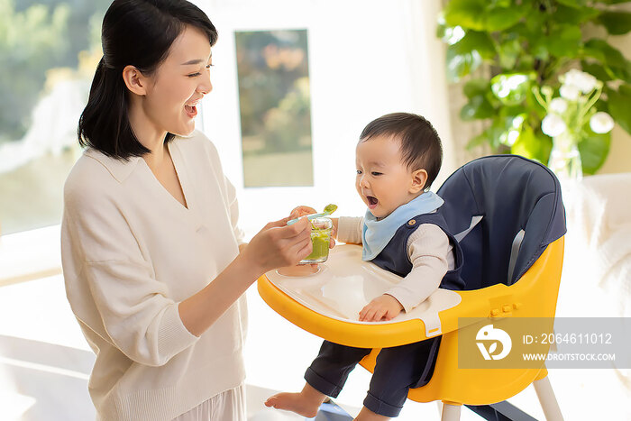 年轻妈妈给宝宝喂食