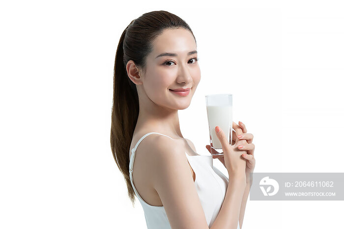年轻美女喝牛奶