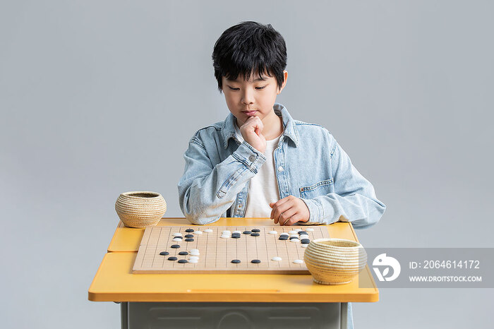 男孩下围棋