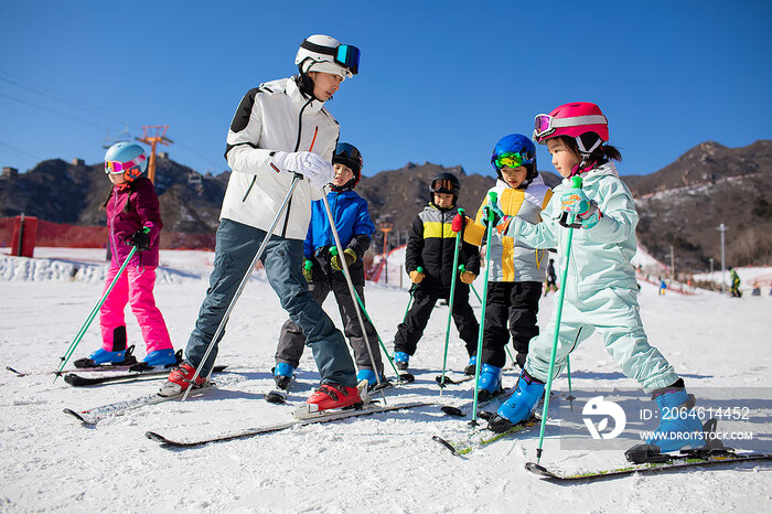 孩子们跟着教练在户外学滑雪