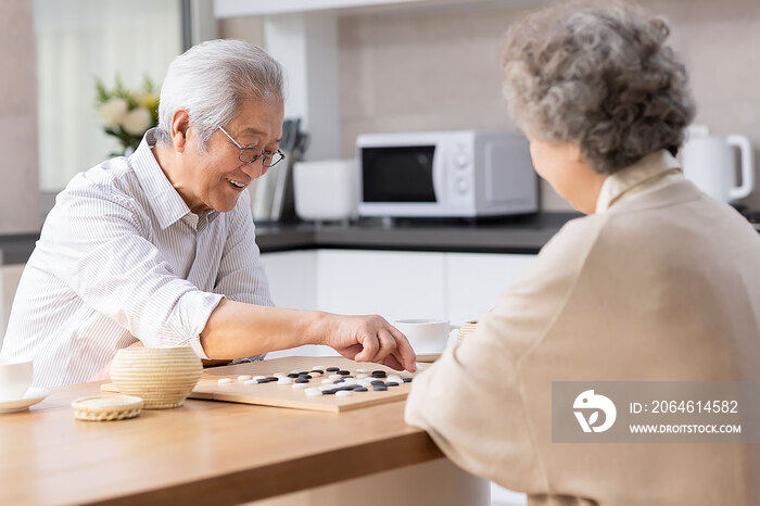 老年夫妇在家下围棋