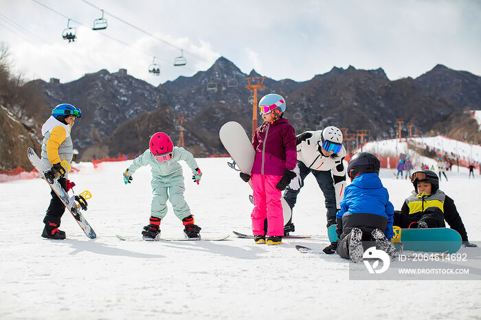 孩子们跟着教练在户外学滑雪