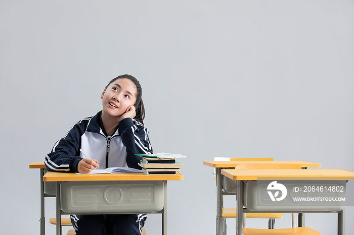 学生在教室思考问题