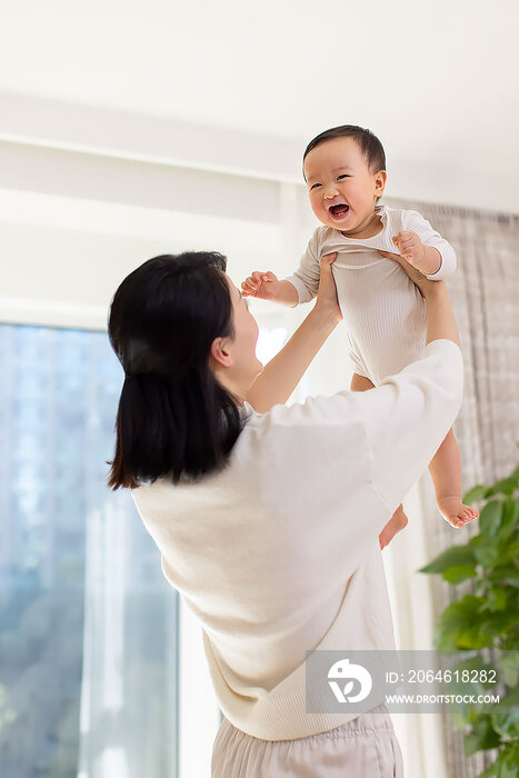 年轻妈妈陪宝宝玩耍