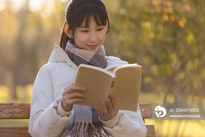 大学生在校园里看书