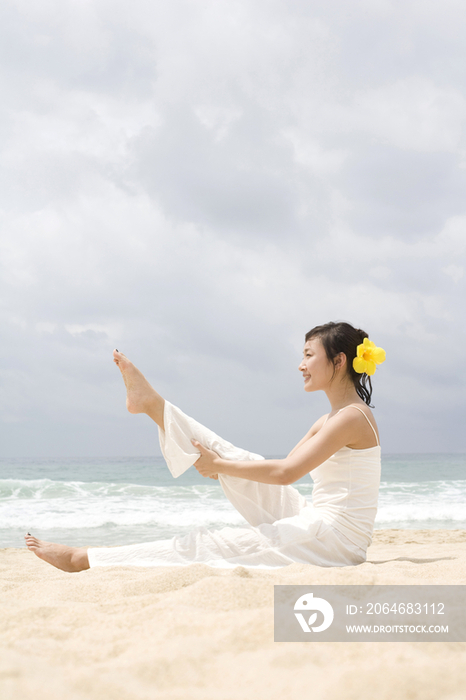 女子海边瑜珈坐抱单腿
